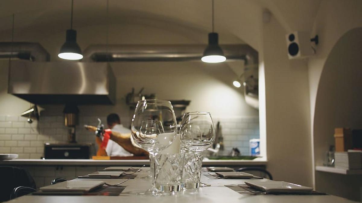 mobilierul din inox vine cu avantaje clare pentru nenumarate industrii