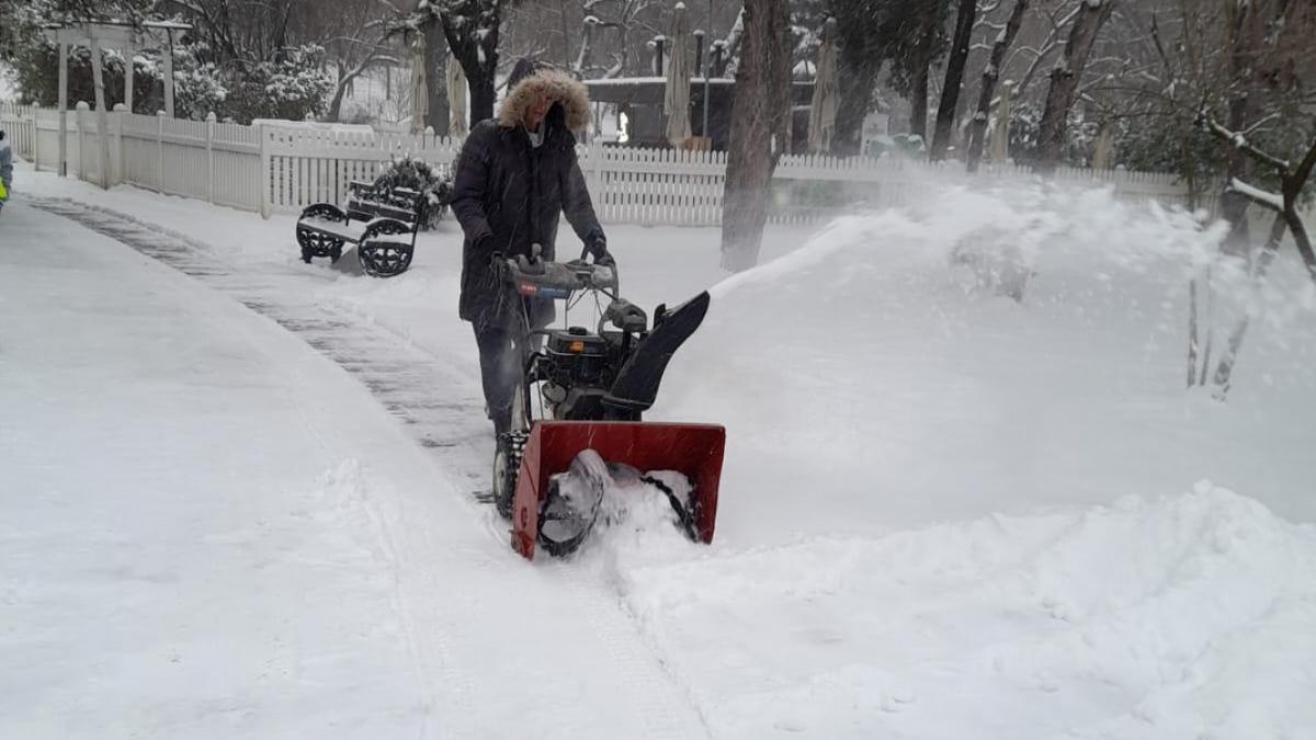 nicusor dan le cere primarilor de sectoare sa deszapezeasca de urgenta pe strazile laterale si trotuare