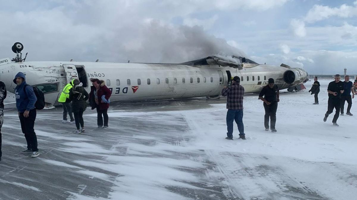 un avion s a rasturnat si s a prabusit pe aeroportul din toronto cel putin 8 persoane au fost ranite