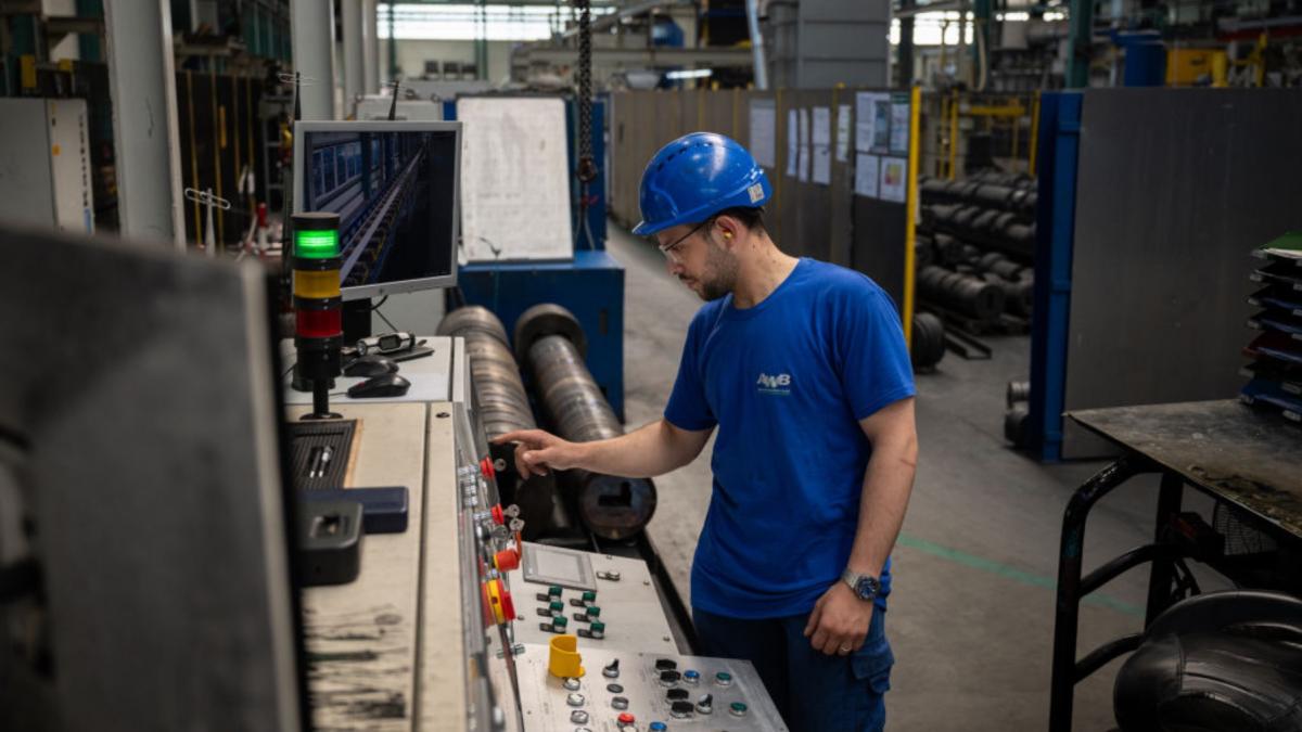 in ce domenii de activitate au crescut salariile si ce locuri de munca din romania raman mereu goale