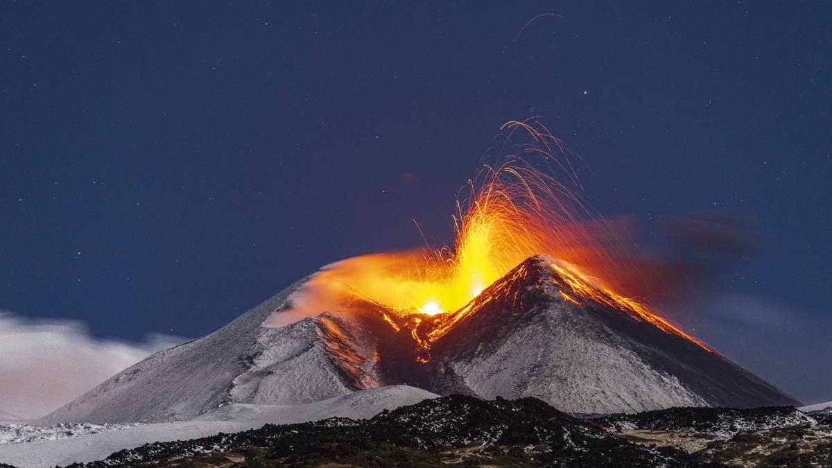 mii de turisti merg sa vada eruptiile vulcanului etna blocand caile de evacuare