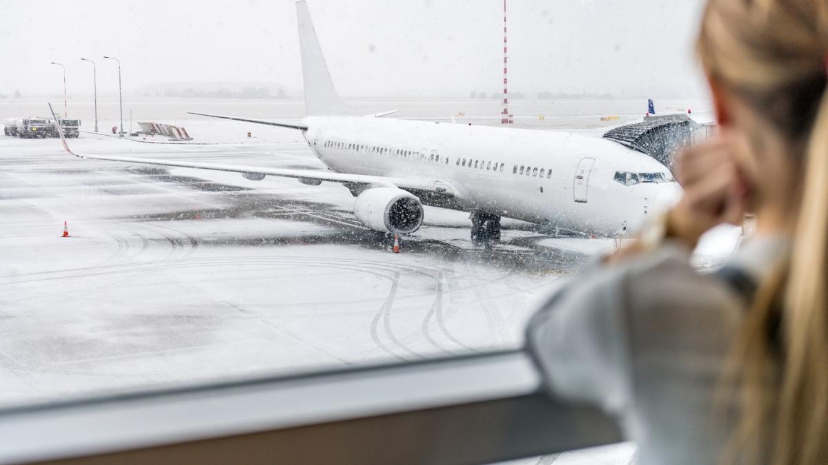 trafic aerian in conditii de iarna pe aeroporturile din bucuresti unele zboruri ar putea avea intarzieri