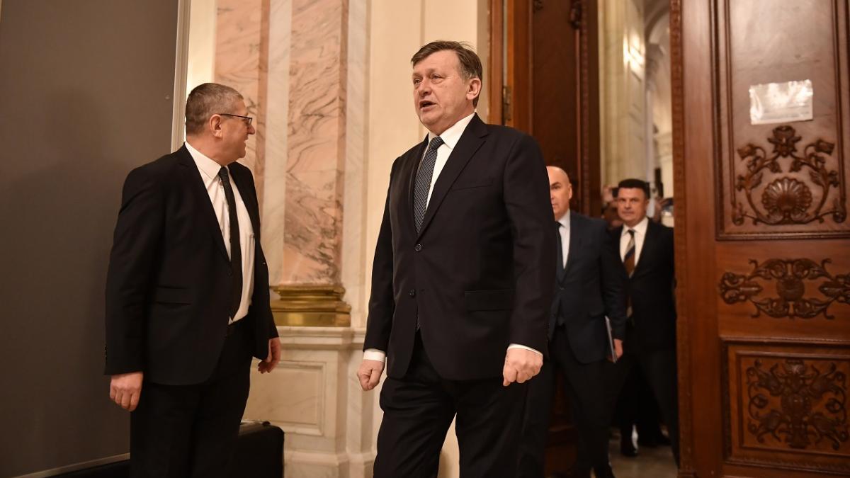 crin antonescu vrea sa fie reglementate retelele sociale ma deranjeaza posibilitatea de a falsifica orice de a instiga la orice