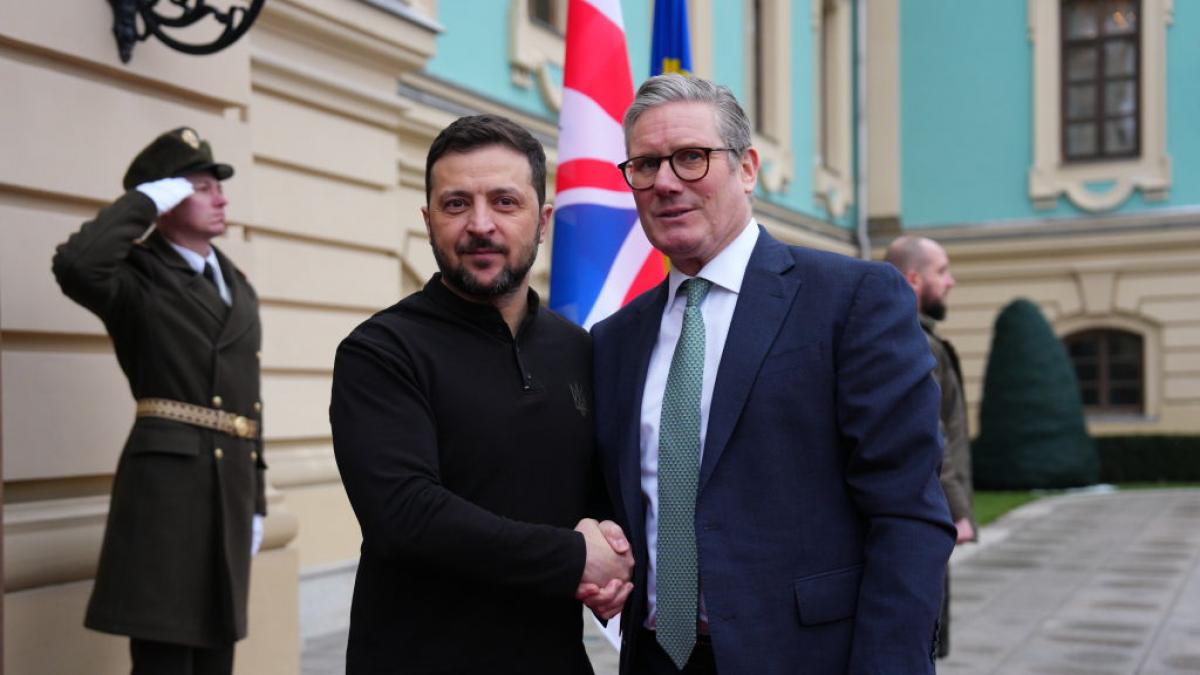 keir starmer l a sunat pe zelenski sa anunte ca l sustine ca lider ales democratic al ucrainei dupa insultele lui trump