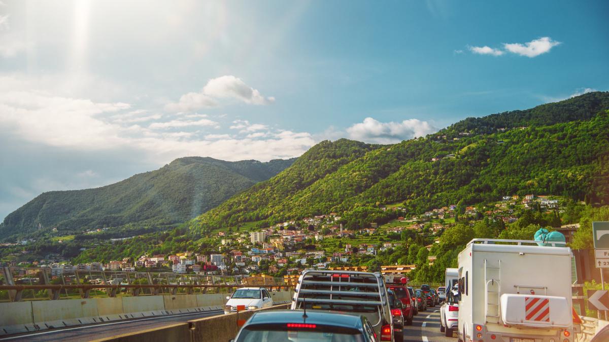 amenda de peste 100 000 de euro pentru un sofer care s a apropiat prea mult de masina din fata pe autostrada in elvetia