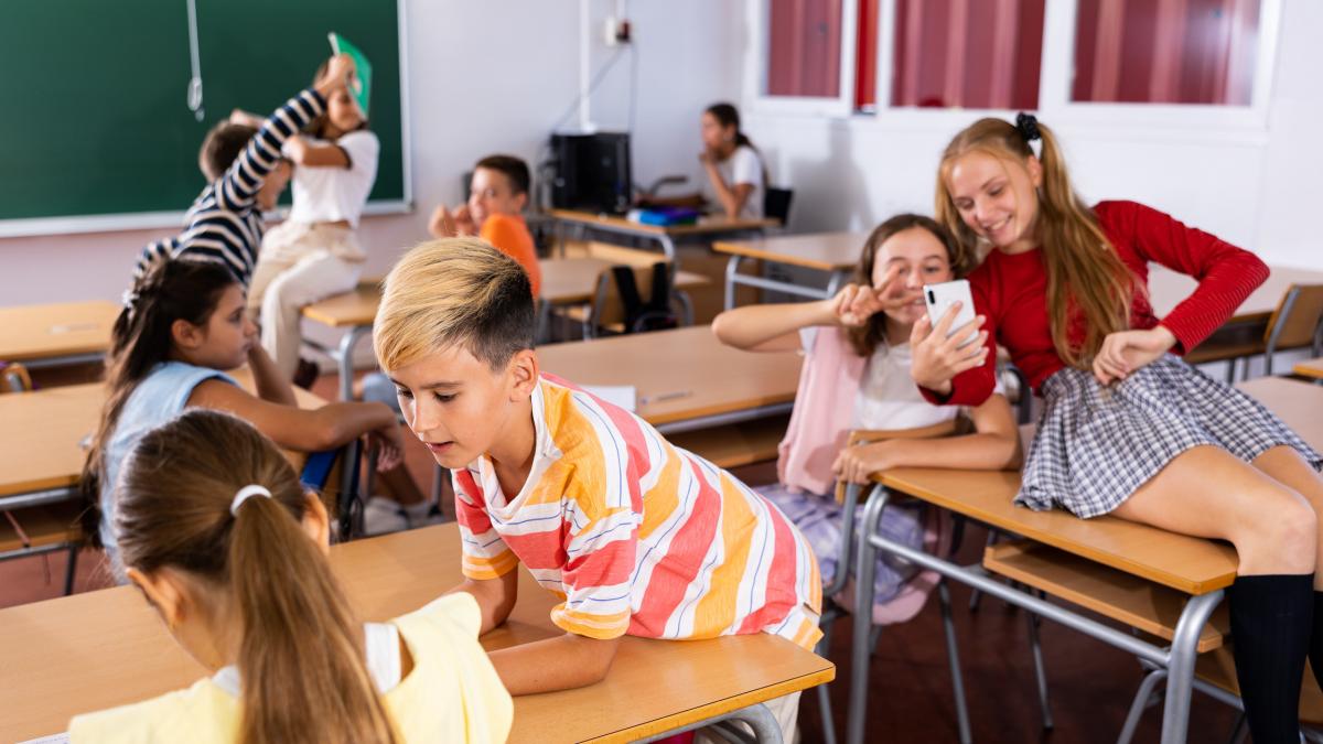 elevii fac live pe tik tok in ore profesorii nu pot controla fenomenul david sa spuna ministerul si in ce dulap sa puna telefoanele