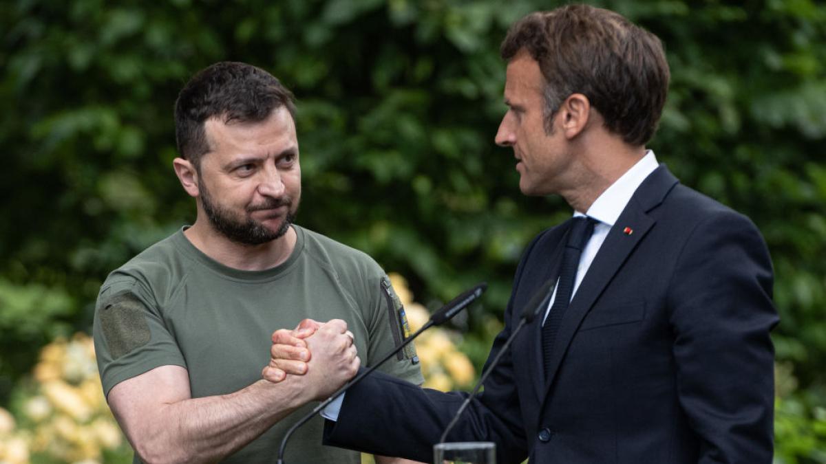 emmanuel macron il contrazice pe donald trump presedintele zelenski e legitim a fost ales prin alegeri libere nu ca vladimir putin