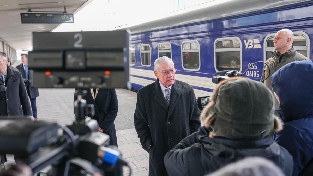 zelenski se intalneste azi cu emisarul special american keith kellogg lumea sa aleaga intre a fi cu putin sau a fi cu pacea