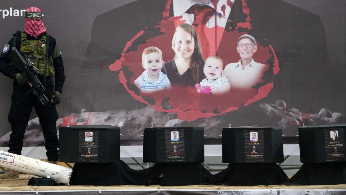 furie in israel ramasitele predate joi de hamas nu erau ale ostaticei shiri bibas si nici nu se stie ale cui sunt un cadavru anonim