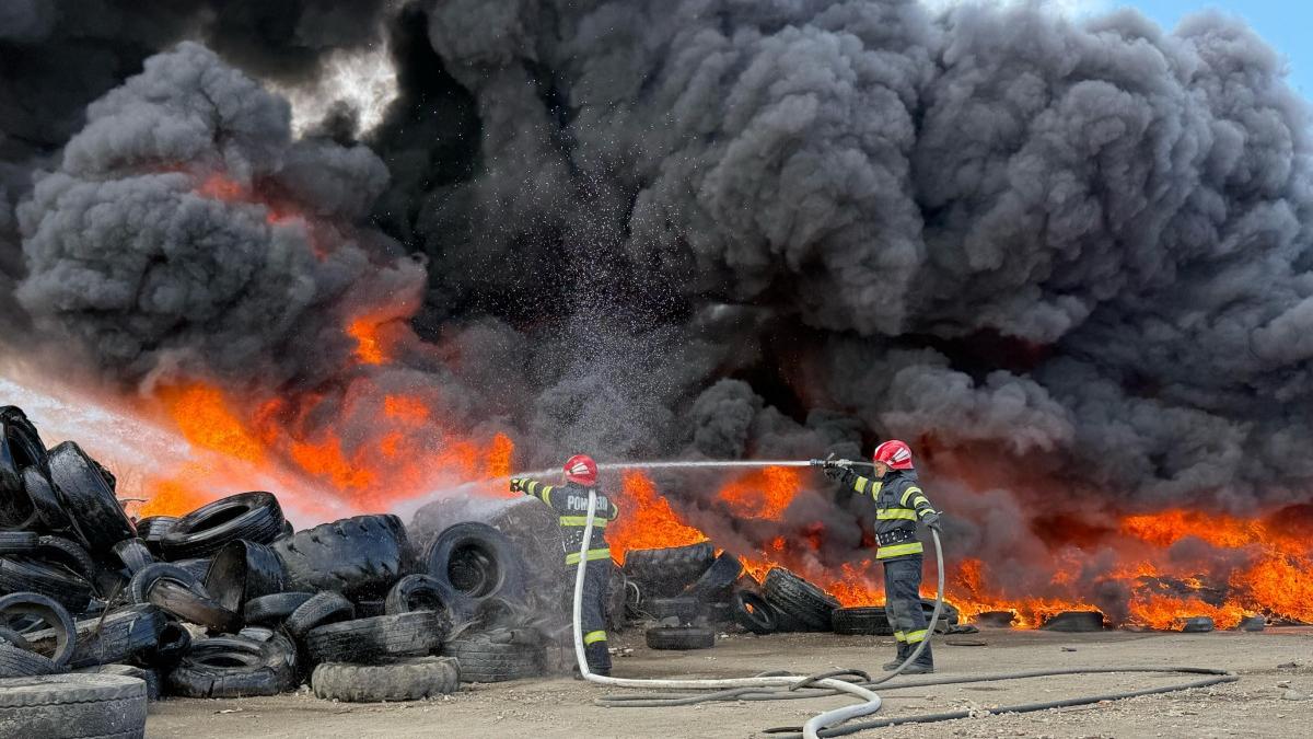 incendiu puternic la un depozit de anvelope uzate din tulcea a fost emis un mesaj ro alert din cauza degajarilor mari de fum incendiu puternic la un depozit de anvelope uzate din tulcea a fost emis un mesaj ro alert din cauza degajarilor mari de fum