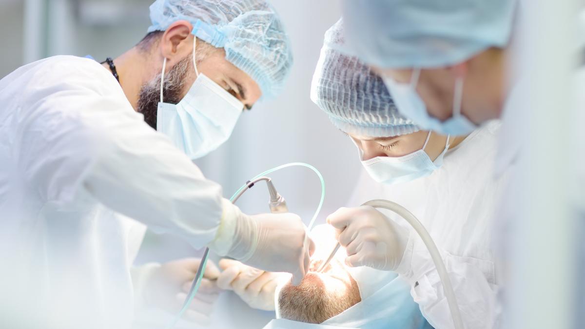 un italian care s a dus la dentist a ramas fara mandibula medicii i au incurcat analizele cu ale altui pacient si i au extirpat o