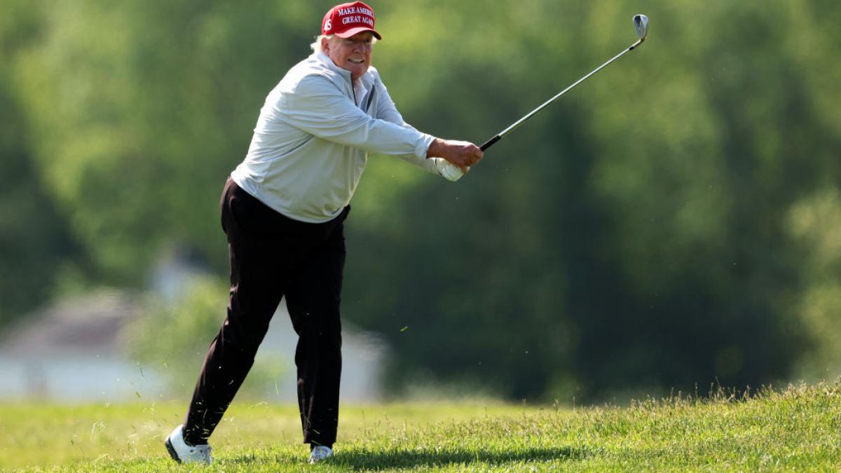 intr o luna de mandat donald trump ar fi cheltuit deja 10 7 milioane de dolari pe golf din bani publici