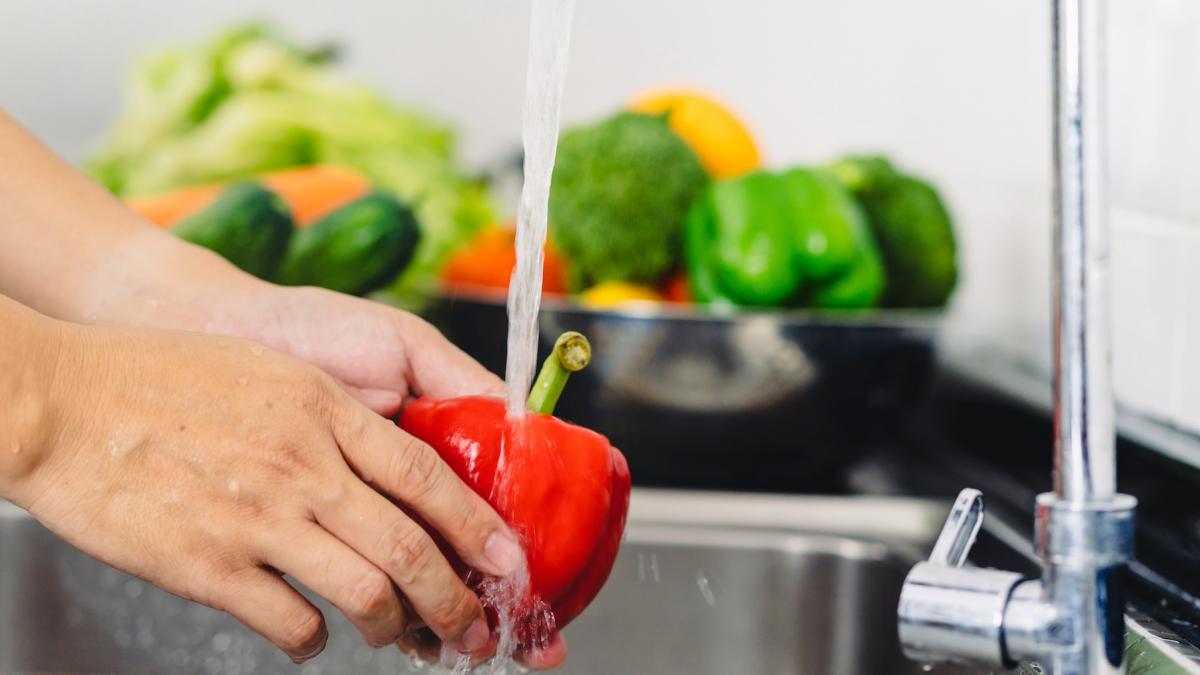 se pot spala pesticidele de pe fructe si legume cat de sigure sunt cele congelate fata de cele cumparate din supermarket