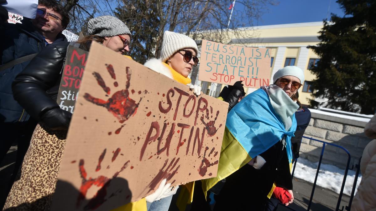 ucrainenii din romania au scandat impotriva lui vladimir putin in bucuresti la trei ani de la invazia moscovei in tara lor