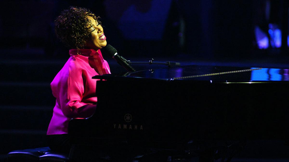 cantareata americana roberta flack a murit la 88 de ani era celebra pentru melodia killing me softly with his song