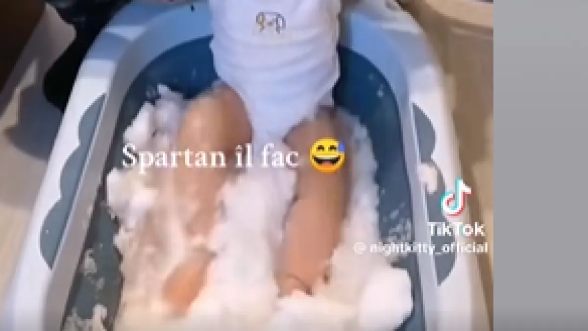 cum se apara femeia care si a bagat copilul intr o cada plina cu zapada