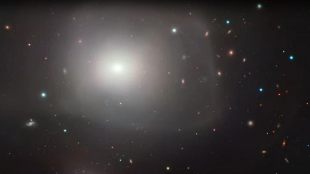 descoperire spectaculoasa a astronomilor au gasit o galaxie neobisnuita care isi devoreaza vecinii la ce distanta se afla de soare