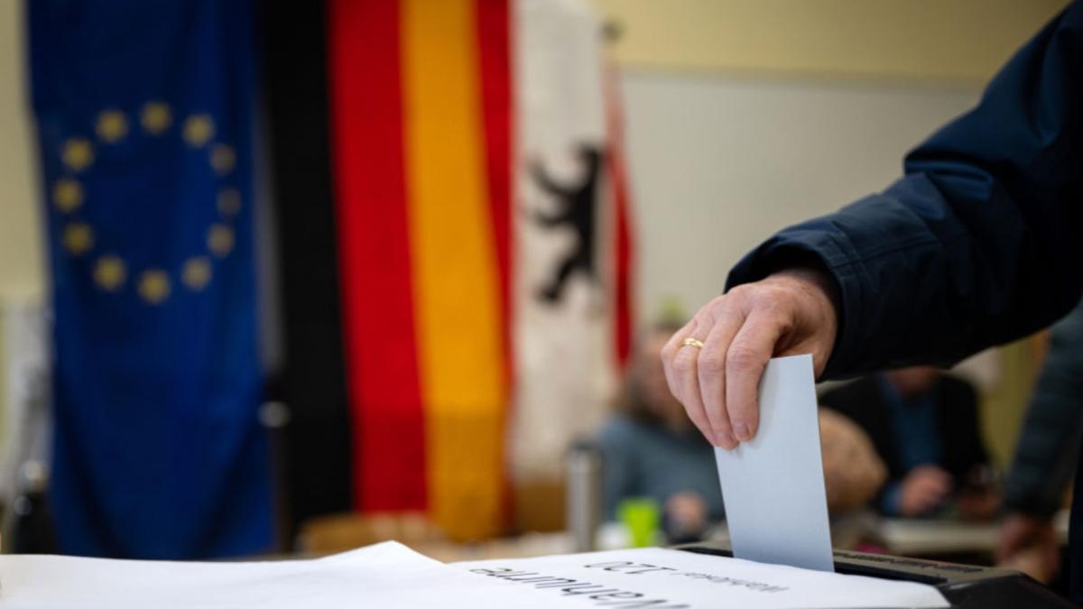 acum este vremea monstrilor tinerii din berlin sunt disperati de ascensiunea extremei drepte in germania