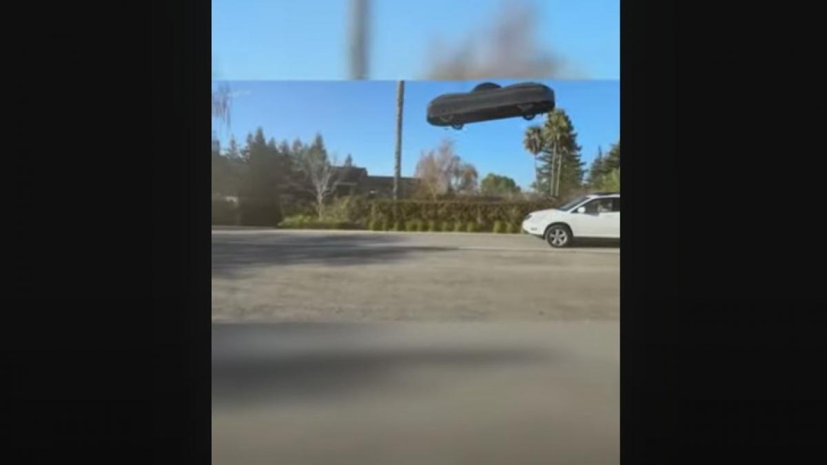 este masina jetson prima masina zburatoare a facut senzatie la un show auto