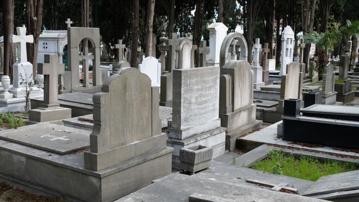 in caras severin un tanar si a dezgropat bunica moarta de 15 ani ca s o jefuiasca a furat sicriul si a pierdut craniul