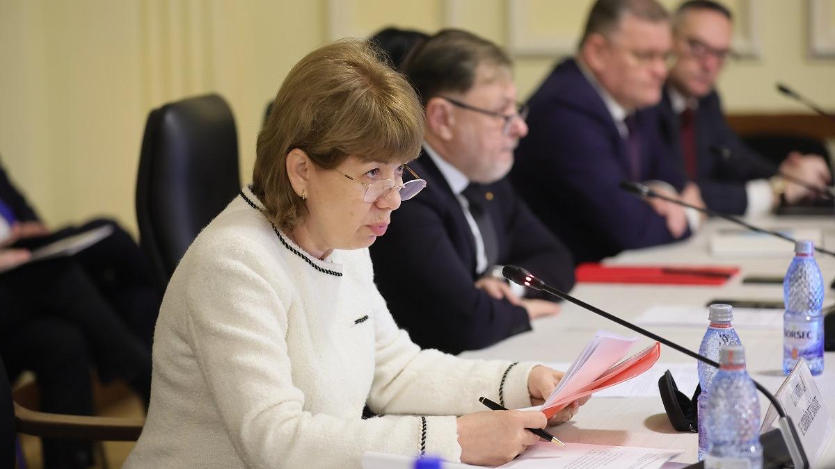 Poza de pe 4 februarie 2025 cu Valeria Herdea, presedintele CNAS, participa la sedinta comuna a Comisiei pentru sanatate si familie pentru examinarea si avizarea proiectului bugetului de stat si proiectului bugetului asigurarilor sociale de stat pe anul 2
