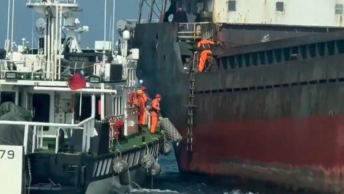 Taiwanul arestează o navă cu echipaj chinez, după ce aceasta a tăiat un cablu submarin