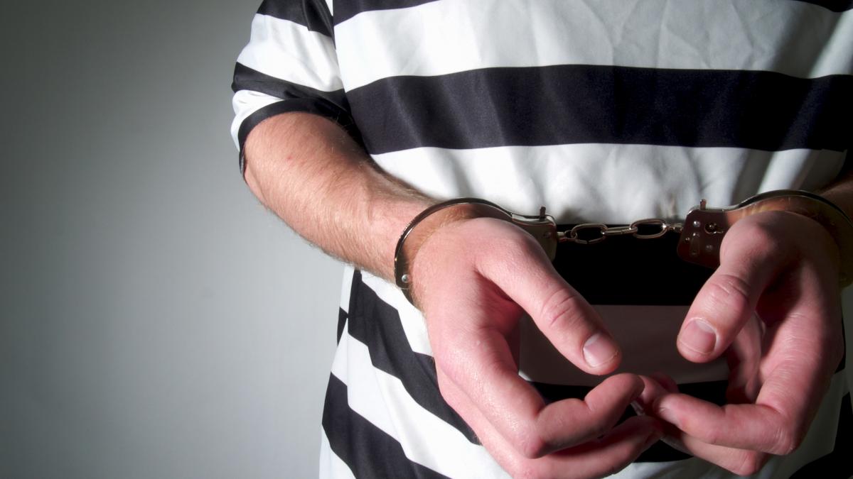 un barbat a fugit din arest la domiciliu in oras era carnaval asa ca s a plimbat linistit deghizat in detinut