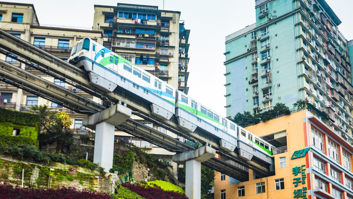 un hong kong pe steroizi orasul din china in care trenurile traverseaza blocurile aproape necunoscut in lume