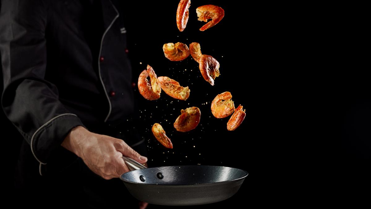 pentru ca nu a gasit nimic de valoare un hot din italia a decis sa isi gateasca creveti in localul pe care il jefuia