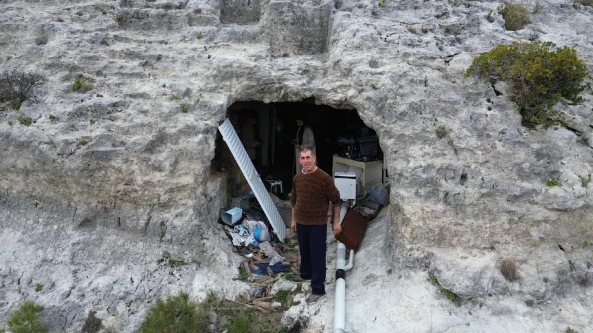 un barbat traumatizat de cutremurele de acum 2 ani din turcia s a mutat intr o pestera si refuza casa de la stat
