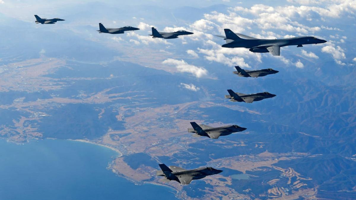 Poza din decembrie 2017 cu mai multe avioane de lupta in aproapiere de Coreea de Sud