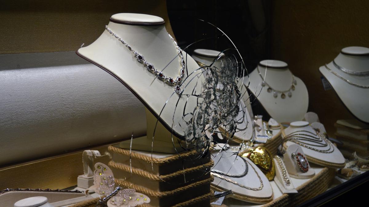 momentul in care hotii sparg vitrina unui magazin de bijuterii la roma proprietarul se afla in interior