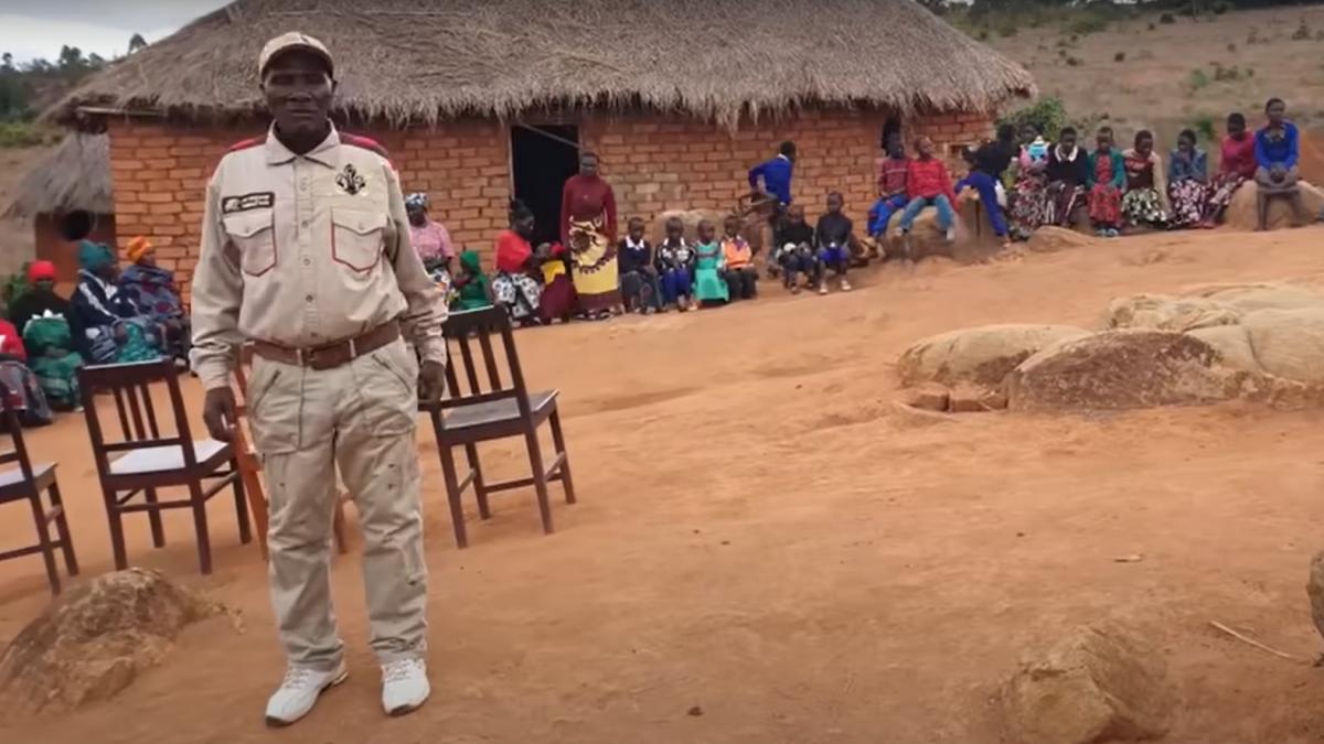 un african cu 16 sotii 104 copii si 144 de nepoti spune ca vrea sa si mareasca familia sapte dintre sotiile lui sunt surori