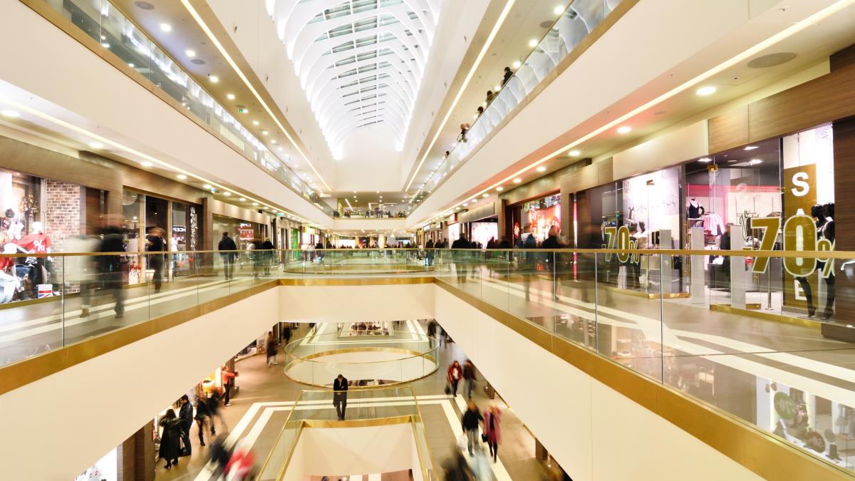 bataie intre doua clanuri de romani intr un centru comercial din italia 10 persoane au fost identificate si sunt anchetate