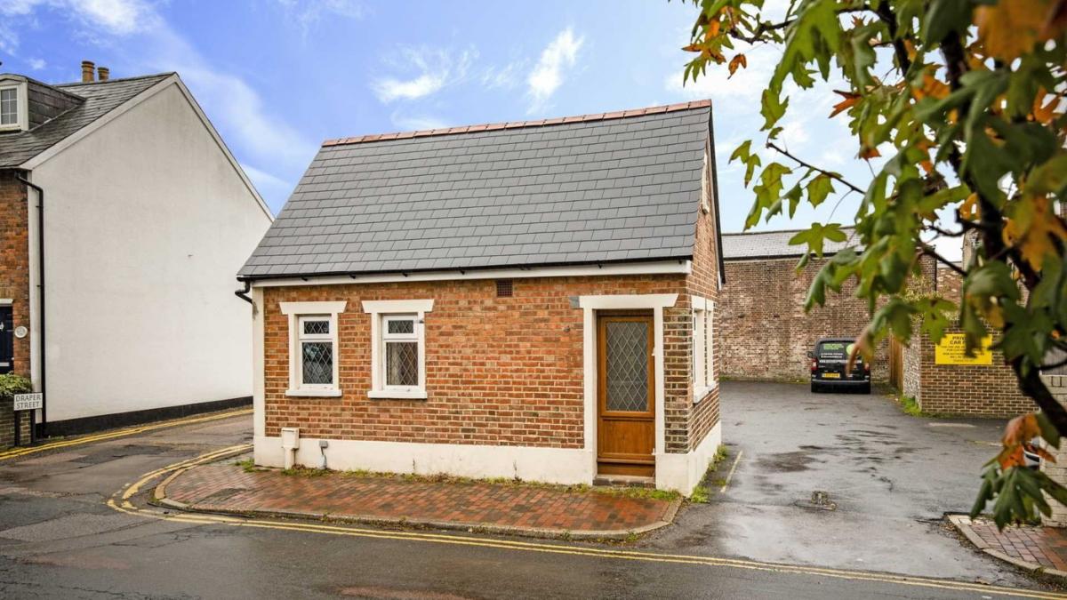 o fosta toaleta publica a fost transformata in locuinta de lux si se vinde cu o suma surprinzatoare cum arata in interior