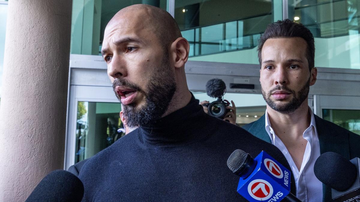 Poza in care apar Andrew Tate şi fratele lui mai mic, Tristan Tate, la o declaraţie de presă făcută în Fort Lauderdale, Florida