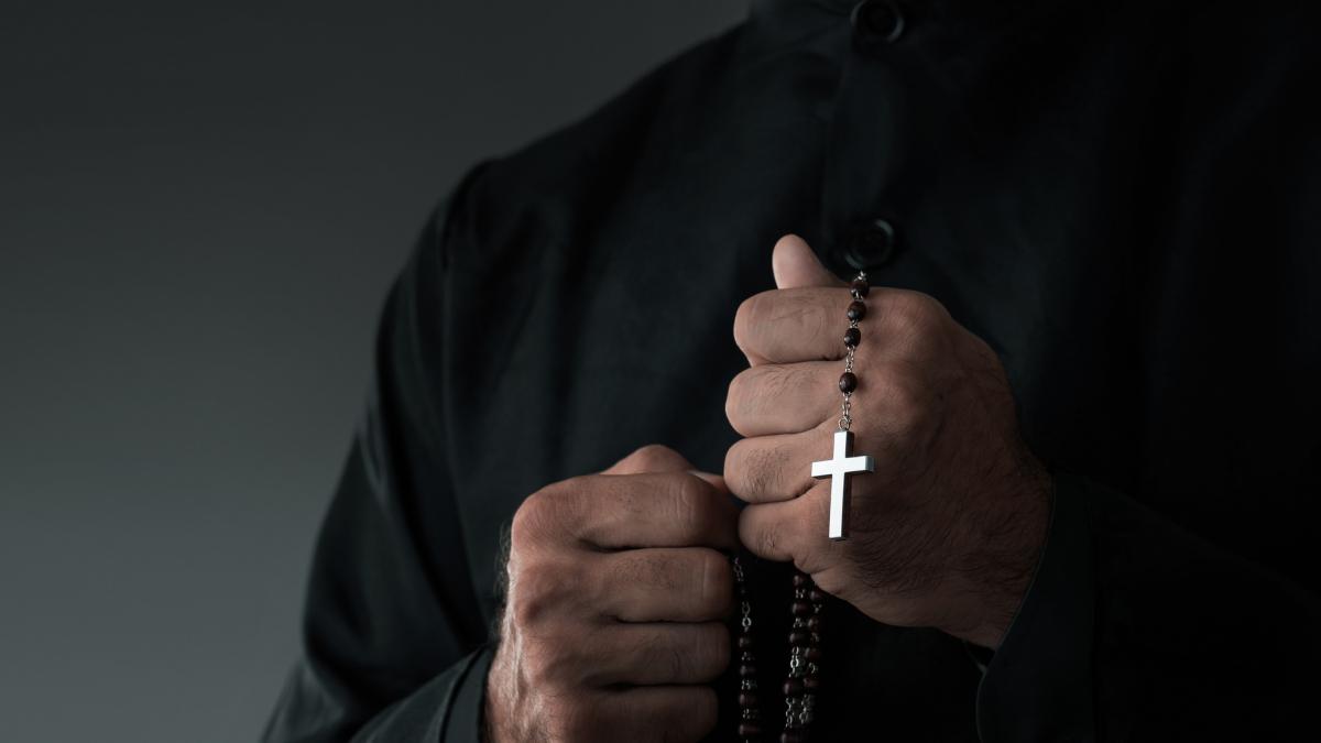 un preot roman din italia s a urcat beat la volan si a facut accident ma imbatam cu gandul de a muri