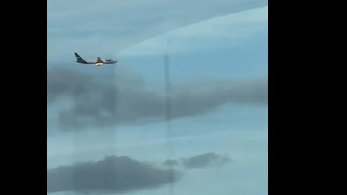 momentul in care motorul unui avion ia foc dupa ce loveste o pasare