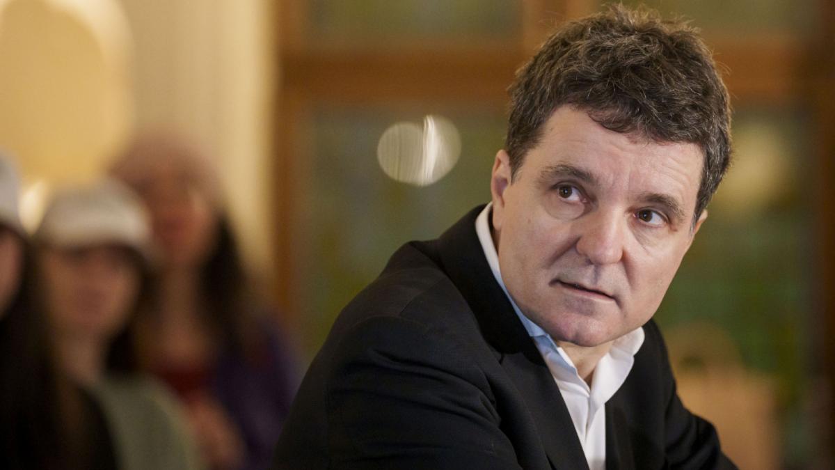 nicusor dan indeamna romanii sa ii scrie pe whatsapp haideti sa stam de vorba