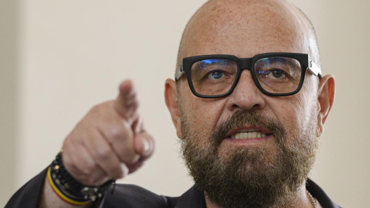 piedone anunta controale la magazinele de bijuterii ce purtati la mana nu e aur pur