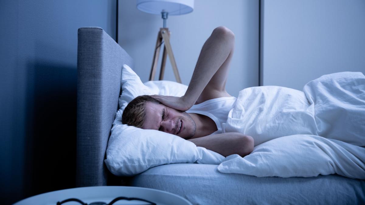 ce inseamna cand iti auzi bataile inimii in ureche atunci cand stai culcat pe o parte