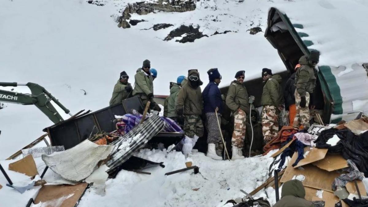 zeci de oameni au fost gasiti in viata la doua zile dupa ce dupa ce au fost ingropati in zapada de o avalansa in himalaya