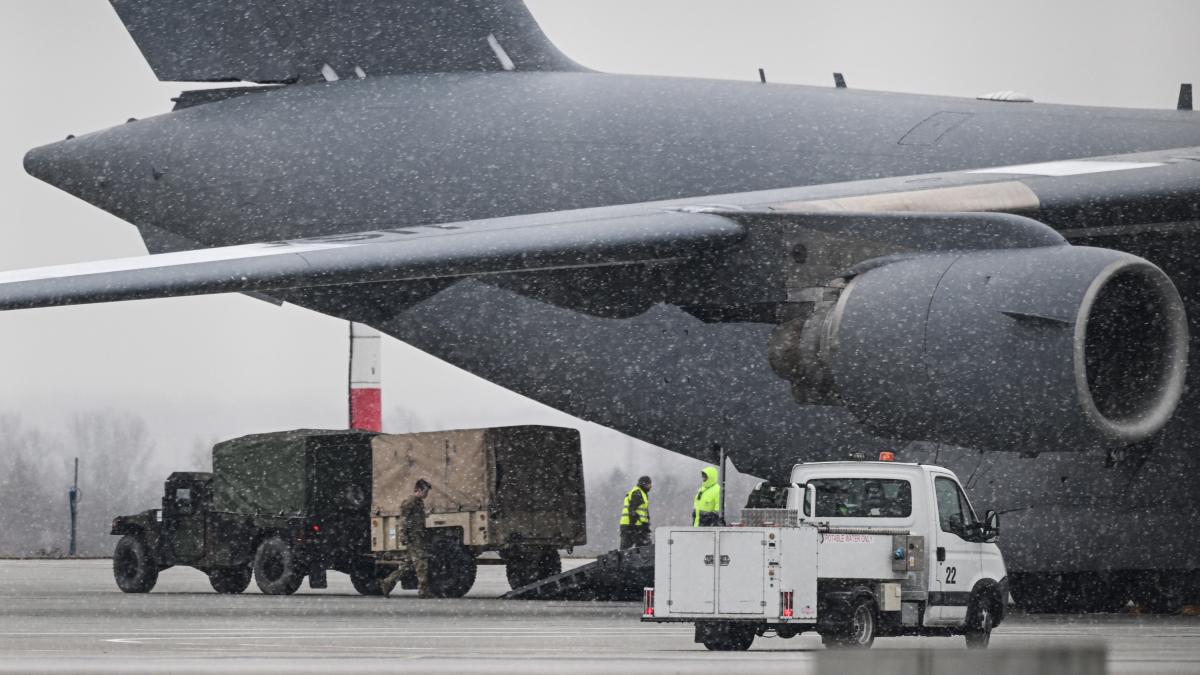 donald tusk a anuntat ca in hub ul jasionka americanii au blocat deja transporturile militare catre ucraina situatia e foarte grava