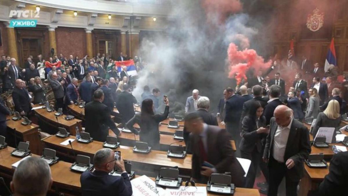 scene de razboi in parlamentul din serbia opozitia a aruncat grenade fumigene un deputat a fost luat cu ambulanta