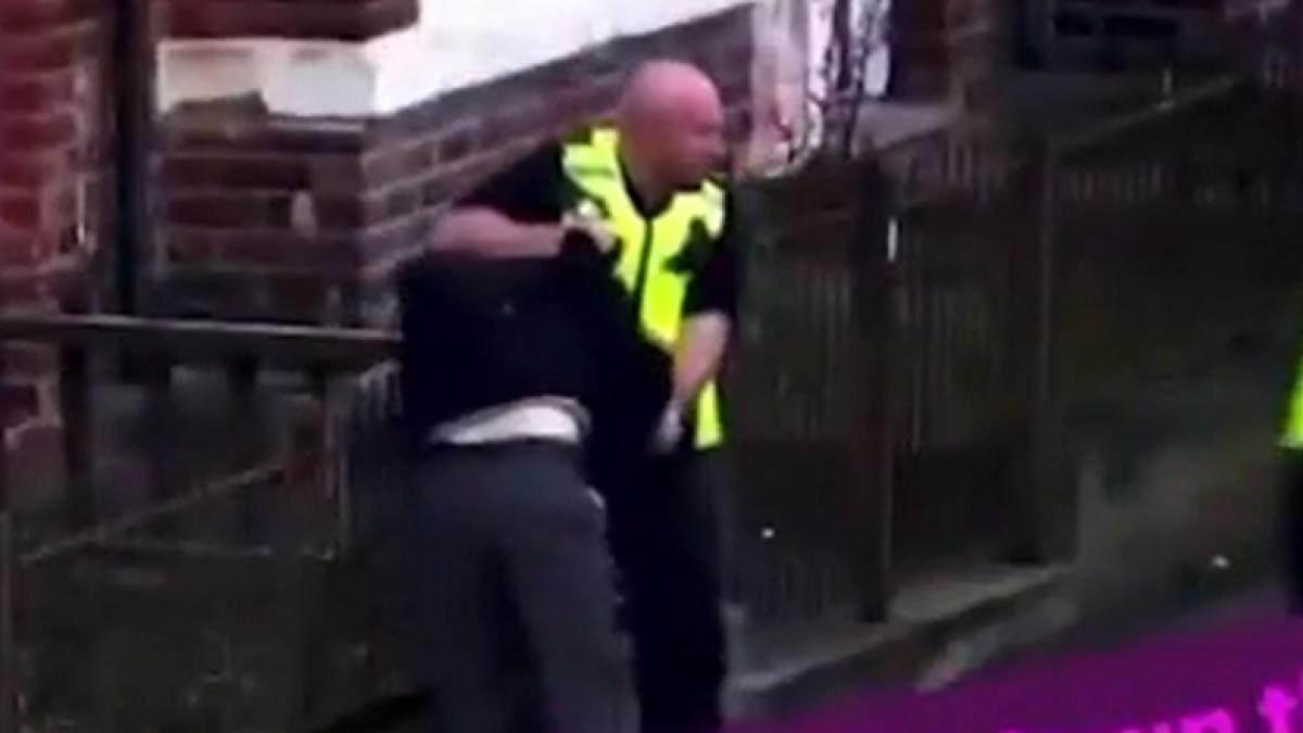 scene violente in marea britanie mai multi romani au luat la bataie politistii care au venit sa ia doi copii dintr o familie