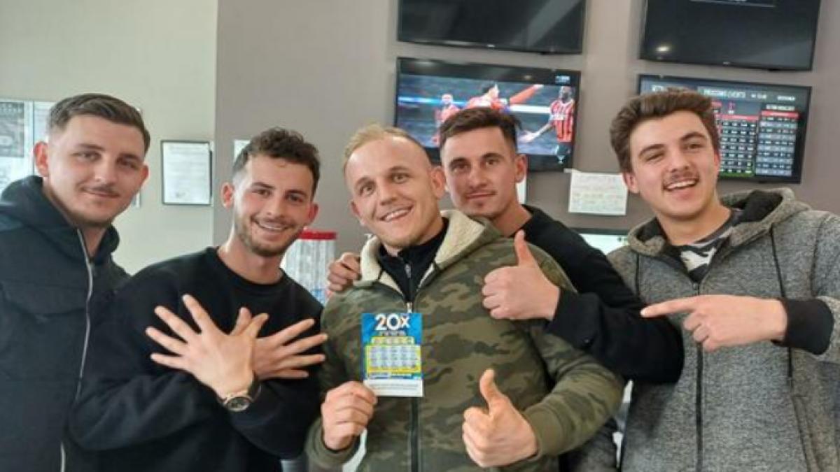 un muncitor in constructii din italia a castigat 500 000 de euro cu un loz de 5 euro dar spune ca nu are de gand sa se intoarca acasa