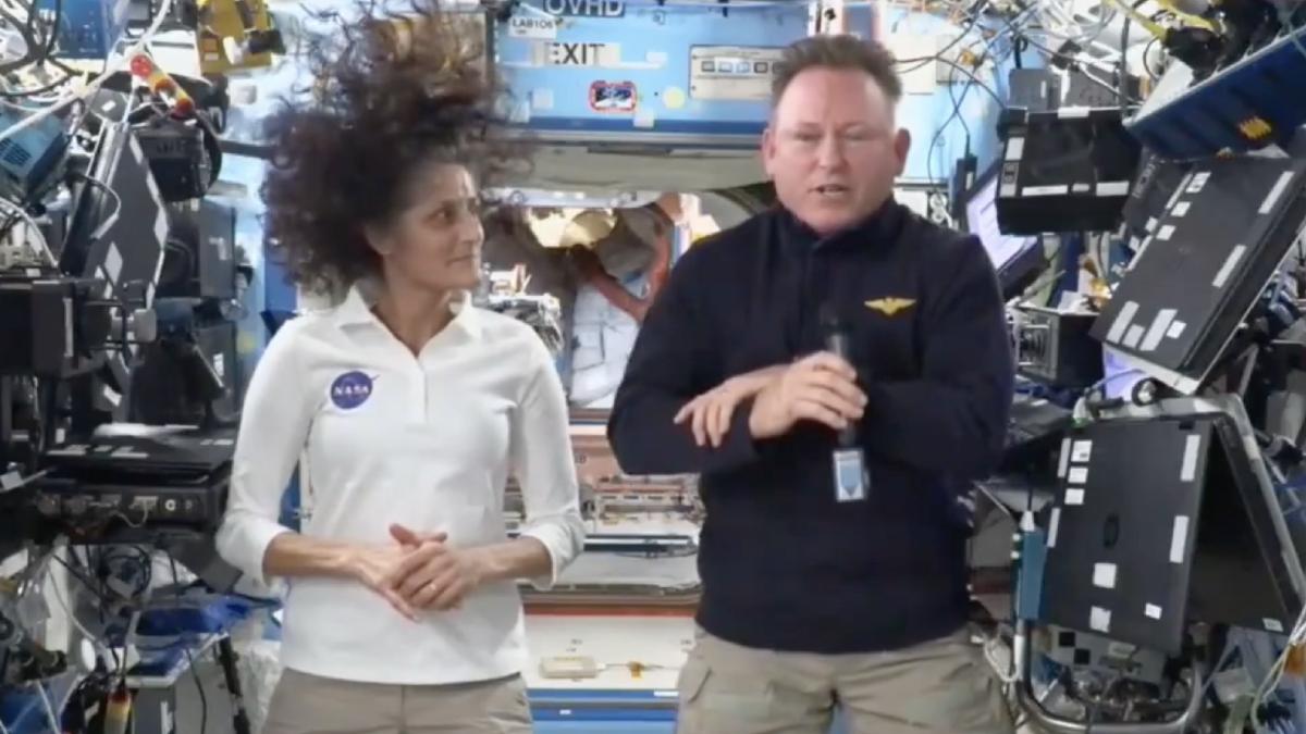 astronautii blocati pe iss am venit sa stam aici mult timp nu are legatura cu politica