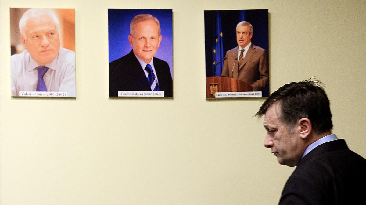 crin antonescu este presat sa se retraga si sa l lase pe ilie bolojan sa candideze valeriu stoica ar fi un gest de patriotism