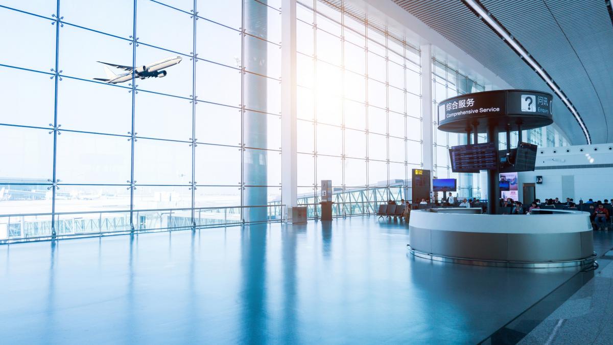 momente de panica in italia un barbat a cazut de la 7 metri in aeroportul malpensa