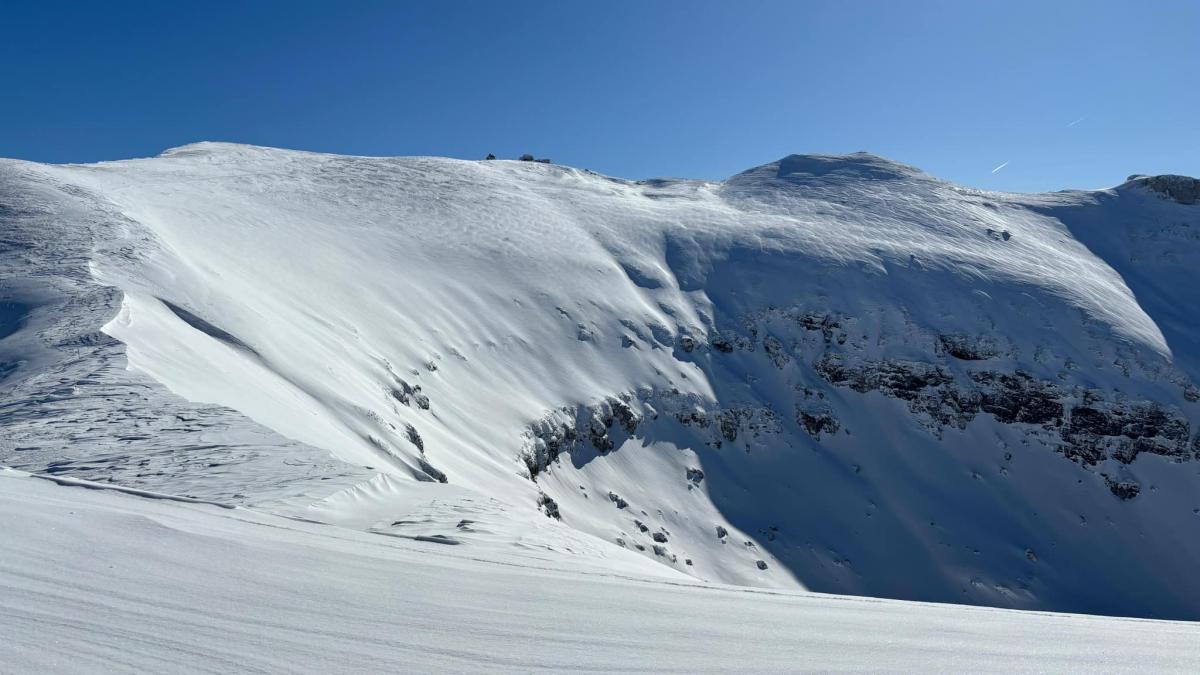 risc crescut de avalansa in muntii bucegi recomandarile salvamontistilor pentru turisti si schior risc crescut de avalansa in muntii bucegi recomandarile salvamontistilor pentru turisti si schior